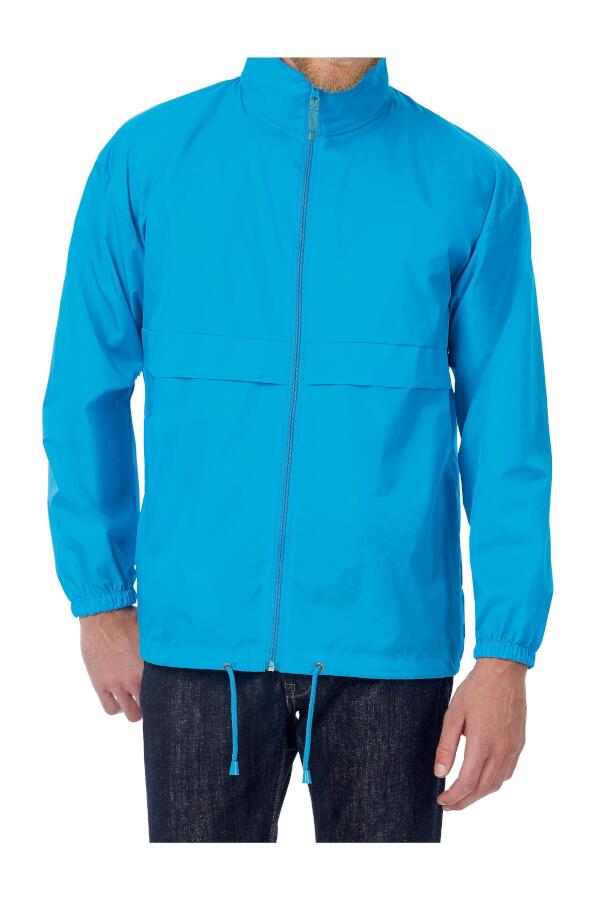 hellblaue Wind- und Regenjacke