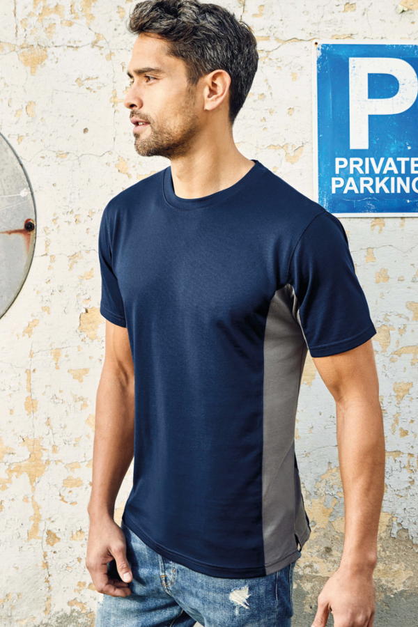 Produktfoto: Mann mit Promodoro Sport T-Shirt in navyblau