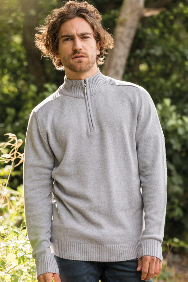 Produktfoto: Mann mit schwarzem Reißverschluss-Sweatshirt