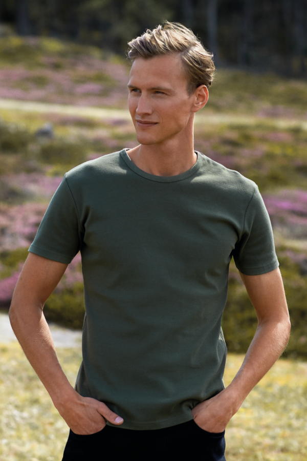 Produktfoto: Mann mit Neutral Bio-T-Shirt in olivgrün