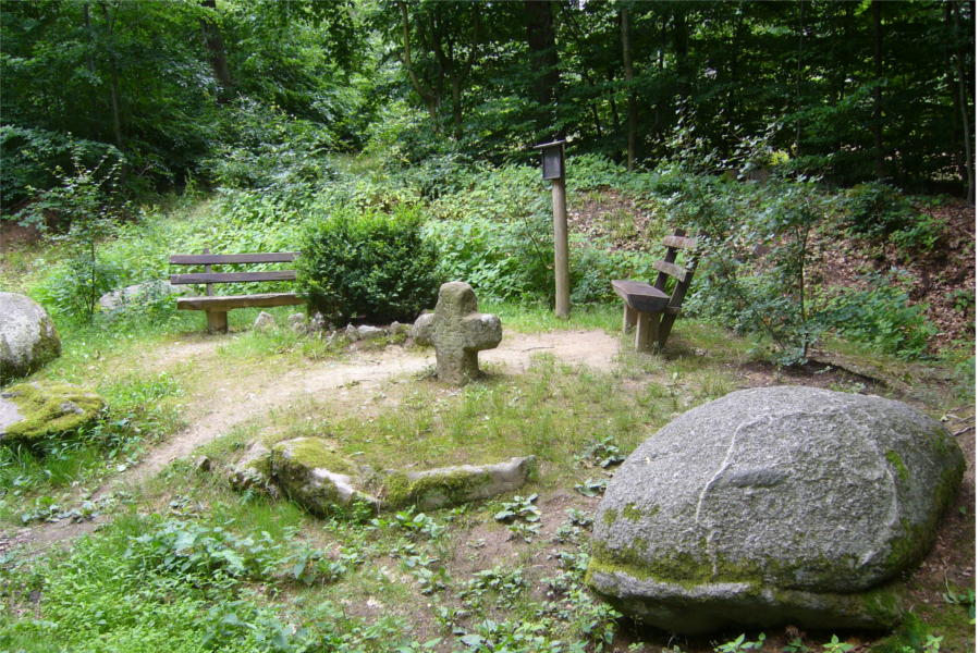 Franzosenkreuz aus Sandstein im Wald oberhalb von Birkenau