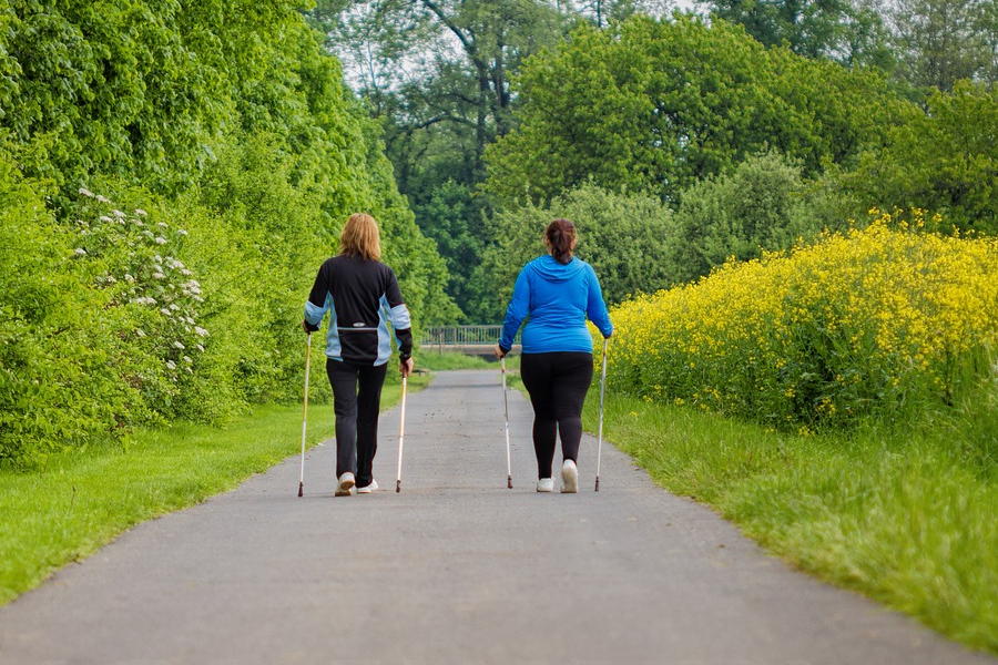 zwei Frauen beim Walking