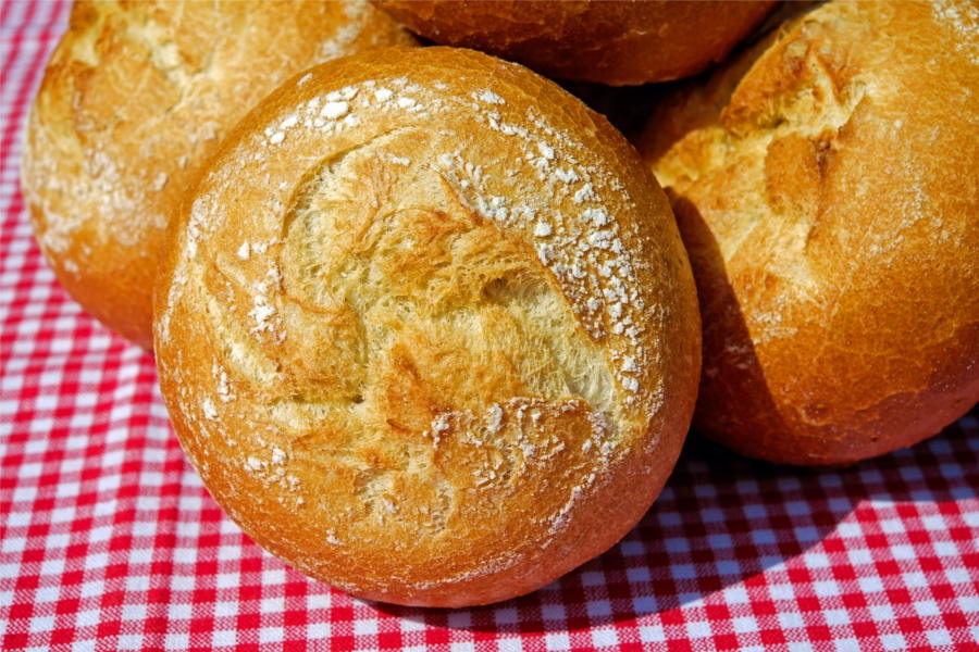 Brötchen auf einer Tischdecke