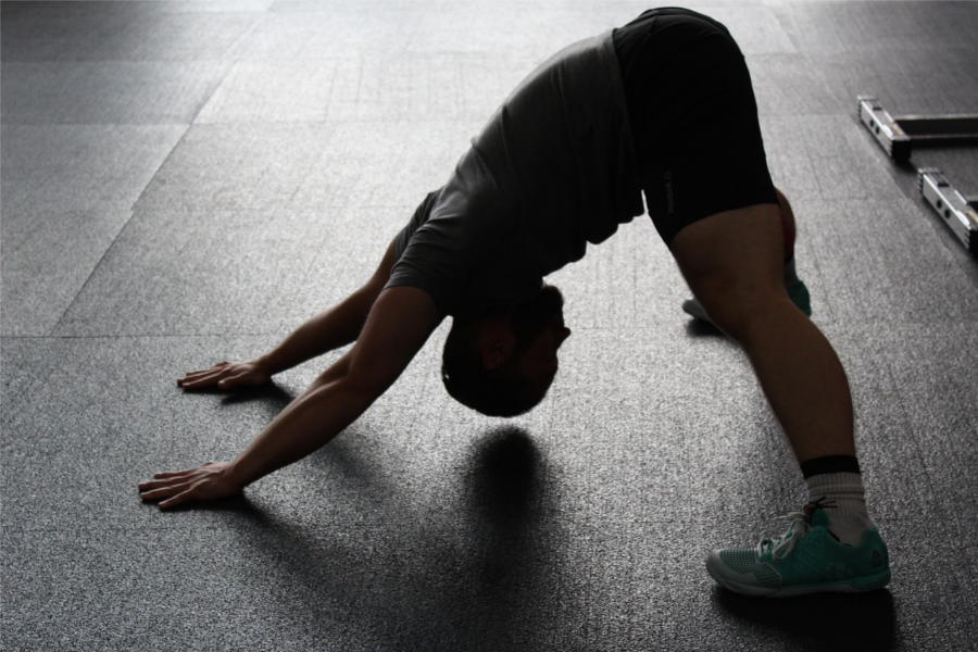 Mann beim Stretching