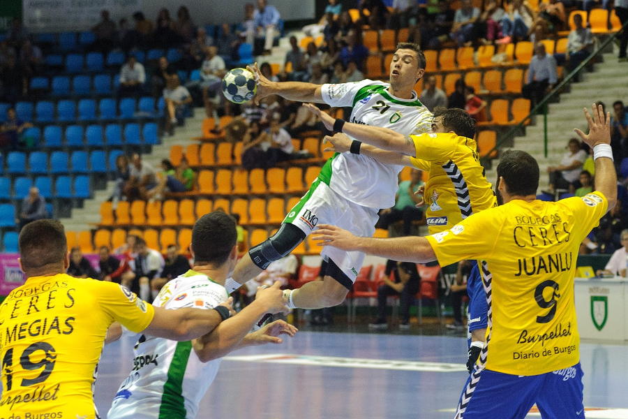 Handballer erkämpft sich den Ball