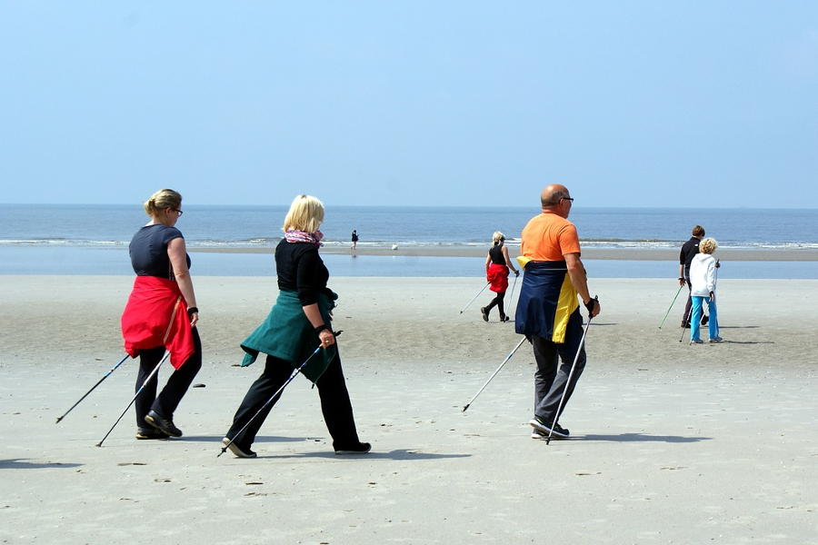 Nordic Walker an einem Strand