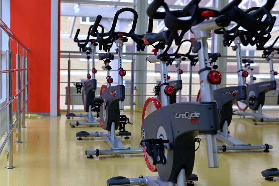 Studio mit Indoor-Cycling-Rädern