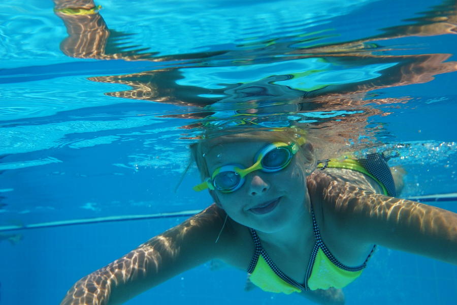 Mädchen beim Schimmen im Pool