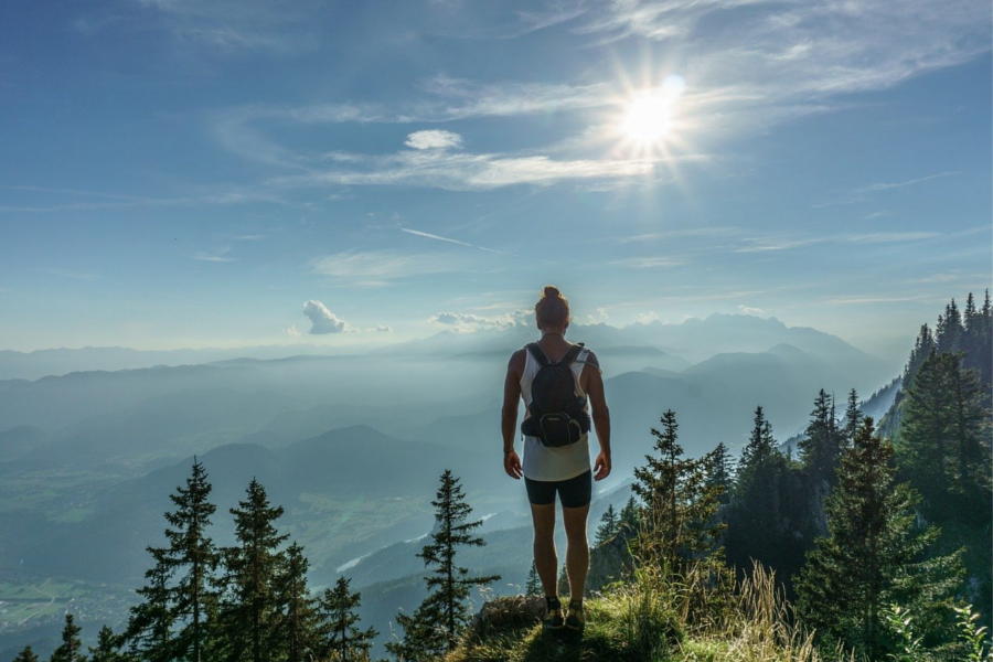 Wanderer auf bewaldetem Berggipfel