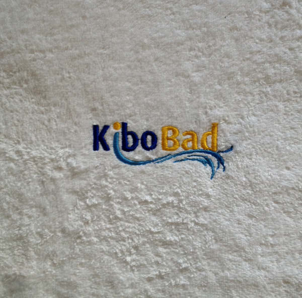 weißes Handtuch mit Kibo-Bad Stick